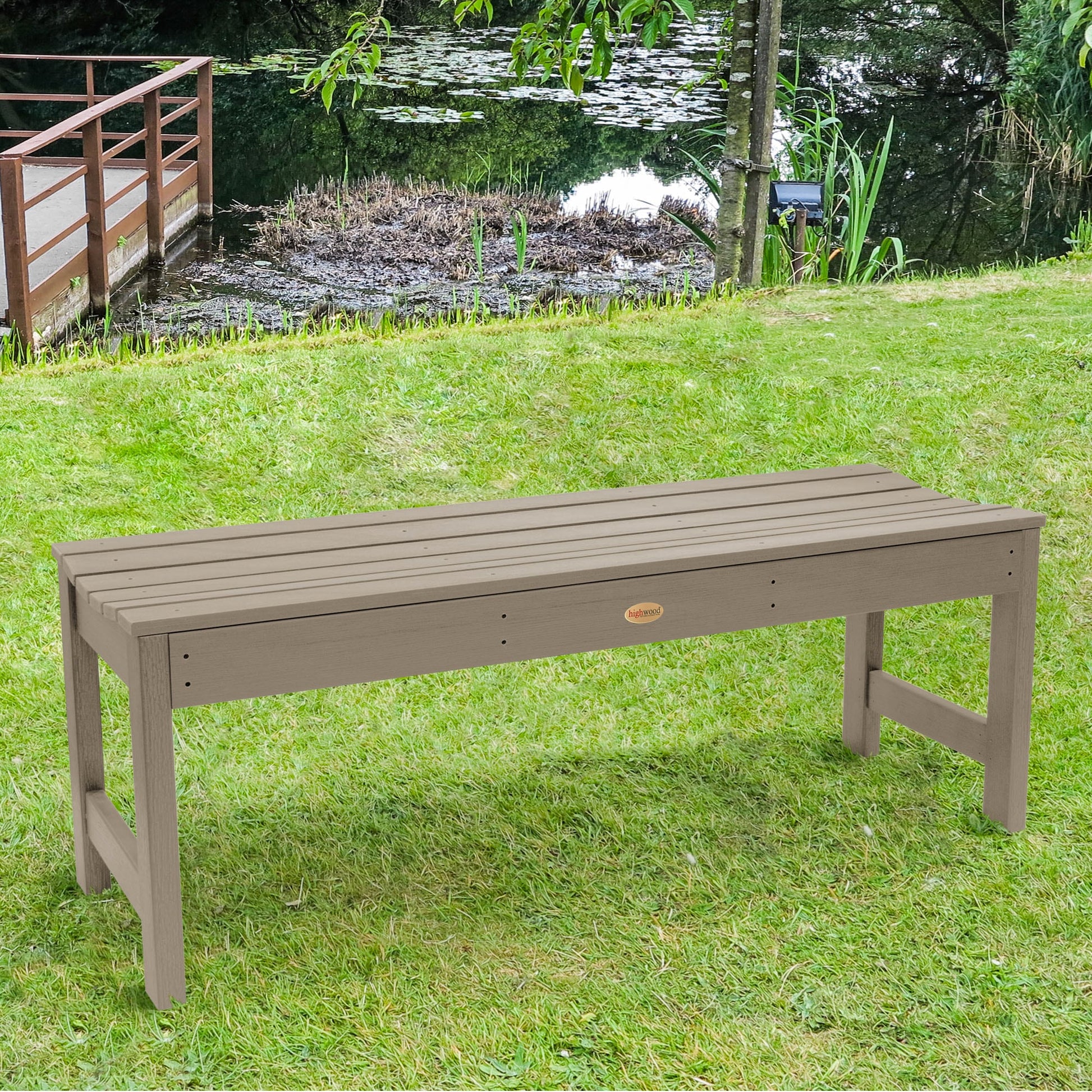 highwood Lehigh 46.1-in W x 17.2-in H Woodland Brown Plastic Traditional Bench